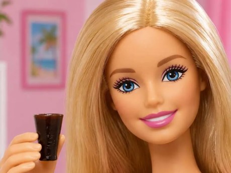 Hrníček pro Barbie zůstal ženě v plíci 51 let, lékaři ho našli