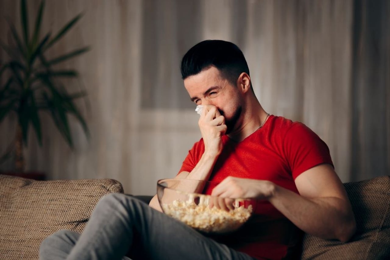 Muži prožívají emoce stejně silně, ale častěji je skrývají