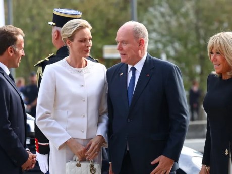 Charlene směla před papežem v bílé, Brigitte Macronová zvolila černou