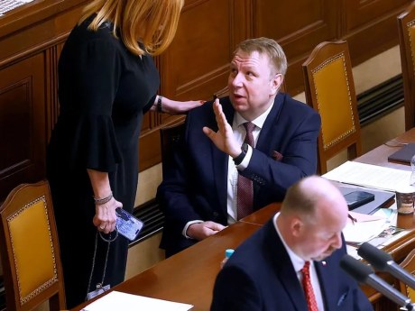 Důchody po osmdesátce: vláda prosadila rychlé projednání novely