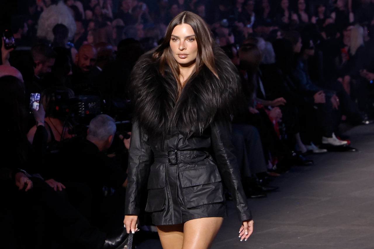 Emily Ratajkowski v průsvitném topu odhalila celé poprsí na přehlídce