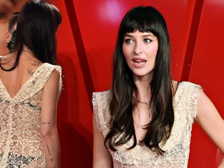 Dakota Johnson na premiéře zvolila černé prádlo pod průsvitné šaty