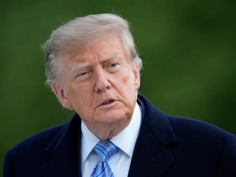 Trump odmítl íránský plán na mír a tvrdí, že USA ovládají Hormuz