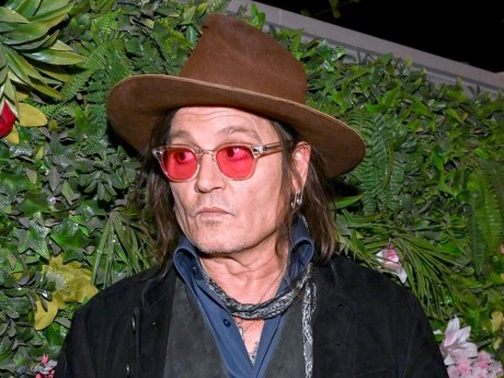 Johnny Depp na večírku okusoval dekoraci, listy byly umělé