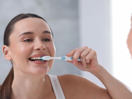 Zubní kámen nebolí, přesto může ohrozit dásně i celý chrup