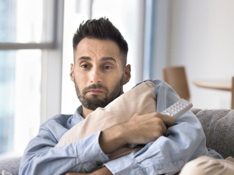 Muži prožívají emoce stejně silně, ale častěji je skrývají