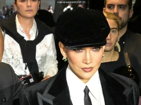 Jennifer Lopez v Miláně překvapila pánským stylem po vzoru Thomase Shelbyho