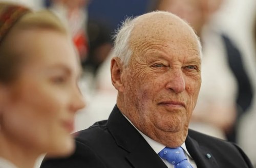 Král Harald V. v nemocnici